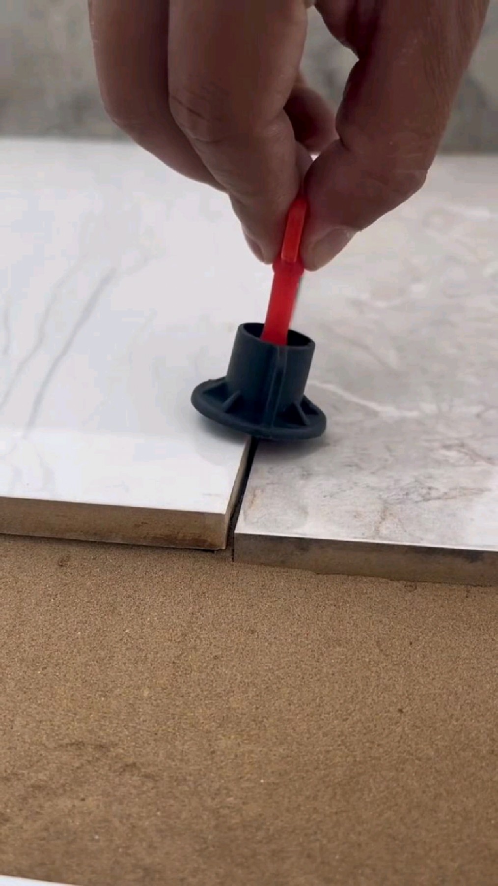 瓷砖找平器多久可以敲掉呢(磁砖找平器多久才可以拿下来) 瓷砖找平器多久可以敲掉呢(磁砖找平器多久才可以拿下来)